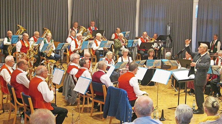 Das Senioren-Blasorchester ist in Bayern einzigartig. Unter dem Dirigat von Erhard Rada (r.) legten die „Oldies“ ein gefeiertes Weihnachtskonzert an der Musikakademie auf.       -  Das Senioren-Blasorchester ist in Bayern einzigartig. Unter dem Dirigat von Erhard Rada (r.) legten die „Oldies“ ein gefeiertes Weihnachtskonzert an der Musikakademie auf.