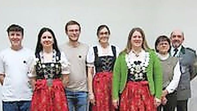 Das Königshaus: (von links) 2. Jugendritter Tim Blahusch, Jugendkönigin Emily Blahusch, 1. Jugendritter Sebastian Bold, 2. Ritter Vanessa Schneider, Schützenkönigin Heike Kohlhepp, 1. Ritter Brigitte Kohlhepp, 1. Schützenmeister Armin Hahn - Das Königshaus: (von links) 2. Jugendritter Tim Blahusch, Jugendkönigin Emily Blahusch, 1. Jugendritter Sebastian Bold, 2. Ritter Vanessa Schneider, Schützenkönigin Heike Kohlhepp, 1. Ritter Brigitte Kohlhepp, 1. Schützenmeister Armin Hahn Das Königshaus: (von links) 2. Jugendritter Tim Blahusch, Jugendkönigin Emily Blahusch, 1. Jugendritter Sebastian Bold, 2. Ritter Vanessa Schneider, Schützenkönigin Heike Kohlhepp, 1. Ritter Brigitte Kohlhepp, 1. Schützenmeister Armin Hahn - Das Königshaus: (von links) 2. Jugendritter Tim Blahusch, Jugendkönigin Emily Blahusch, 1. Jugendritter Sebastian Bold, 2. Ritter Vanessa Schneider, Schützenkönigin Heike Kohlhepp, 1. Ritter Brigitte Kohlhepp, 1. Schützenmeister Armin Hahn