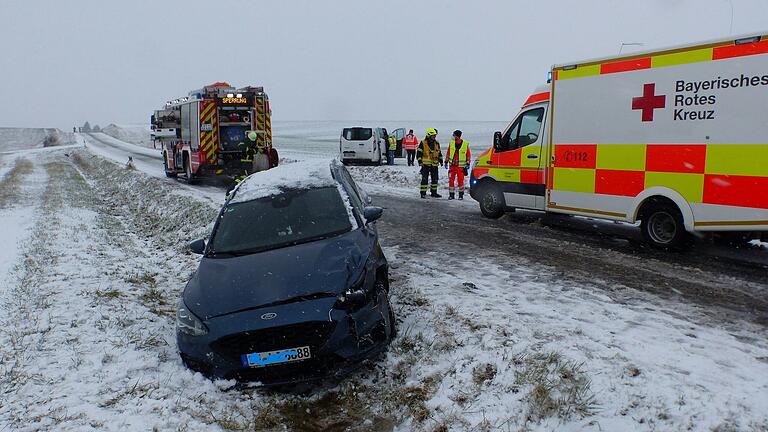 Eis- und Schneeglätte forderte nach einem Verkehrsunfall mit Verletzten bei Gaibach den Rettungsdienst und die Feuerwehr.