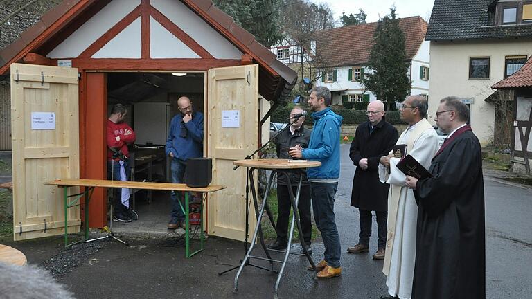 Bei der Feierstunde zur Einweihung der Grillhütte in Rabelsdorf (von rechts): Lektor Volker Sauerteig, Pater Sinto, Bürgermeister Markus Oppelt, Felix Henneberger von der Baunach-Allianz und (verdeckt) der Vorsitzende des Feuerwehrvereins, Dr. Diethelm Schorscher.