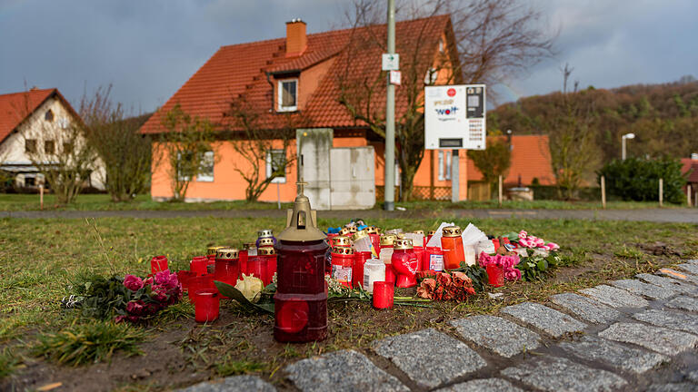 Fall Janina: Ein Gefängnis unter Schockstarre       -  Kerzen erinnerten in Unterschleichach dort, wo die elfjährige Janina tödlich von einem Schuss getroffen worden war, an das Geschehen am frühen Neujahrsmorgen.