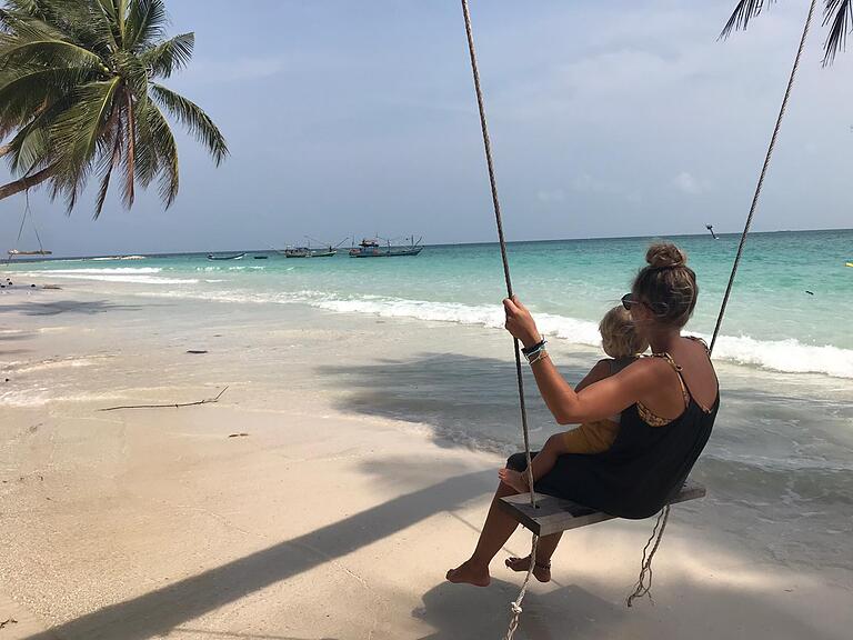 Statt auf dem Spielplatz schaukelt Manuela Kehlert mit Sam nun unter Palmen am Strand.