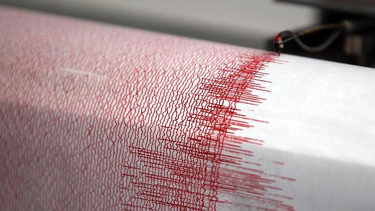 Seismograph einer Erdbebenwarte. Ein leichtes Erdbeben hat die italienische Insel Sizilien erschüttert. Foto: Oliver Berg/Symbol       -  Im Grenzgebiet zwischen der Schweiz, Frankreich und Deutschland wurde am Donnerstag ein Erdbeben gemessen.