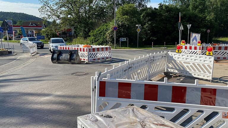 Bevor ab 17. Juni die Einmündung zum Lohgraben in der Würzburger Straße für drei Wochen gesperrt wird, finden im Kreuzungsbereich bereits Vorarbeiten statt. Bevor ab 17. Juni die Einmündung zum Lohgraben in der Würzburger Straße für drei Wochen gesperrt wird, finden im Kreuzungsbereich bereits Vorarbeiten statt.