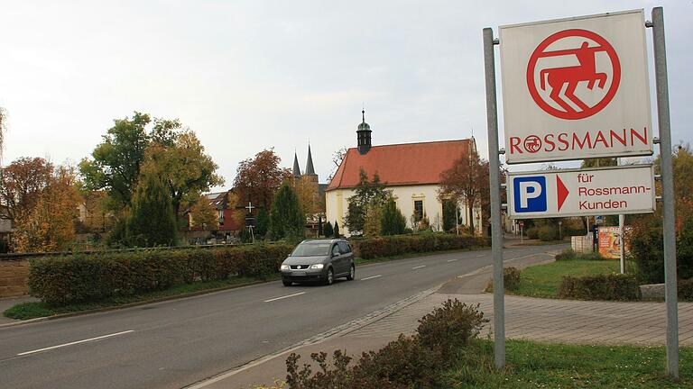 Das Staatliche Bauamt möchte in der Rügshöfer Straße in Gerolzhofen zwischen dem Friedhof (links) und dem Drogeriemarkt eine Querungshilfe errichten. Fußgänger könnten so sicherer die Straßenseiten wechseln. Das Staatliche Bauamt möchte in der Rügshöfer Straße in Gerolzhofen zwischen dem Friedhof (links) und dem Drogeriemarkt eine Querungshilfe errichten. Fußgänger könnten so sicherer die Straßenseiten wechseln.