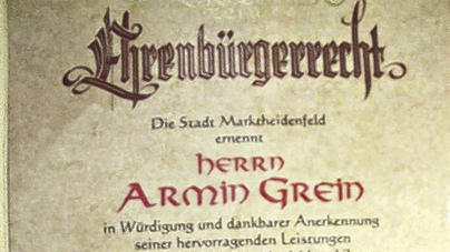 Die Ehrenbürgerurkunde &bdquo;in Würdigung und dankbarer Anerkennung&ldquo; der &bdquo;hervorragenden Leistungen für die Stadt Marktheidenfeld&ldquo;.