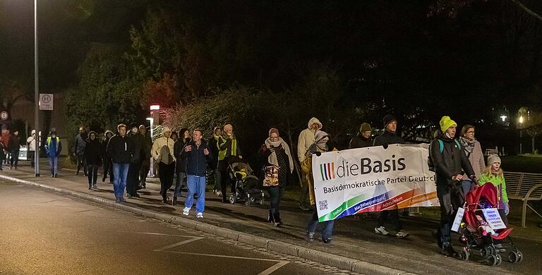 Eine etwa 30 bis 40 Menschen umfassende Gruppe, die ein Transparent der Partei 'Die Basis' mit sich führte, bildete eine der angemeldeten Demonstrationen  vom vergangenen Sonntag.