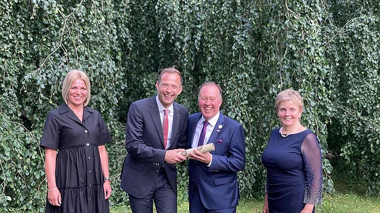Präsidentenbild mit Damen. Philipp Cramer übergibt die Charterurkunde des Rotary Clubs Bad Kissingen an Gerhard Schneider. Links   Katja   Cramer, rechts Maria Schneider.       -  Präsidentenbild mit Damen. Philipp Cramer übergibt die Charterurkunde des Rotary Clubs Bad Kissingen an Gerhard Schneider. Links   Katja   Cramer, rechts Maria Schneider.