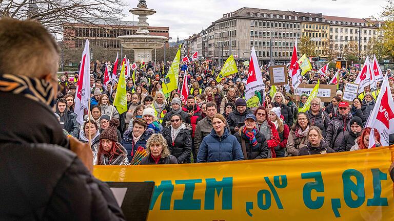 Seit dem frühen Donnerstagmorgen wird das Würzburger Uniklinikum von der Gewerkschaft Verdi bestreikt. Rund 800 Beschäftigte trafen sich am Würzburger Hauptbahnhof zu einer Kundgebung.