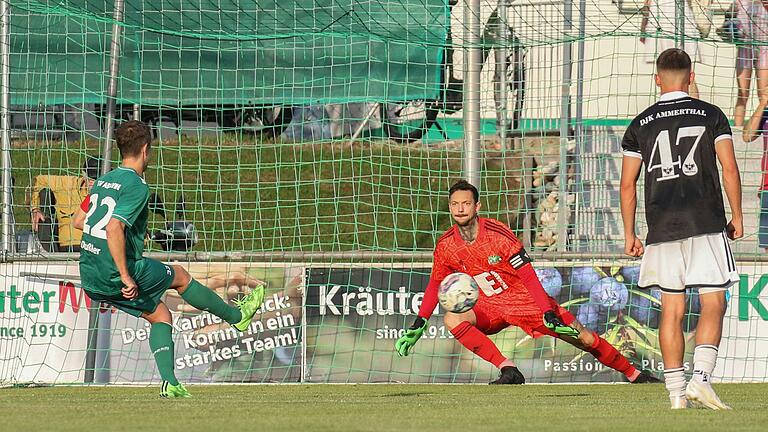 Adrian Dußler trifft per Elfmeter zum 1:1.