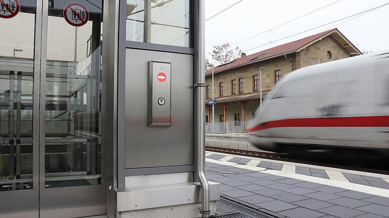 Die Aufzüge, die den Iphöfer Bahnhaltepunkt nach dem Umbau barrierefrei machen sollten, sind immer noch nicht in Betrieb.