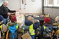 Die Eulengruppe des Waldkindergartens besucht die Tafel.