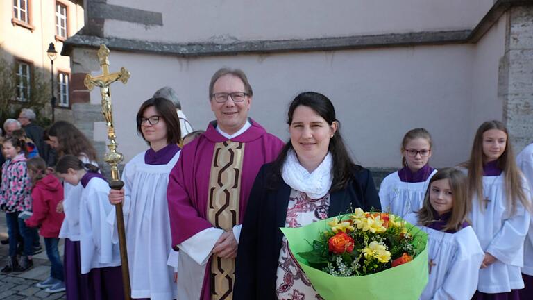 Pfarrer Thomas Eschenbacher verabschiedete Pastoralreferentin Lisa Hippe.  Foto: Gerd Schaar       -  Pfarrer Thomas Eschenbacher verabschiedete Pastoralreferentin Lisa Hippe.  Foto: Gerd Schaar