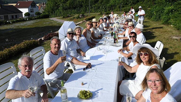 ine illustre Gesellschaft von ungefähr 40 ganz in weiß gekleideten Ladies und Gentlemen hatten sich zu einem gepflegten Picknick im idyllischen Ambiente des Schlossgartens zusammengefunden.