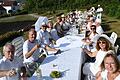 ine illustre Gesellschaft von ungefähr 40 ganz in weiß gekleideten Ladies und Gentlemen hatten sich zu einem gepflegten Picknick im idyllischen Ambiente des Schlossgartens zusammengefunden.