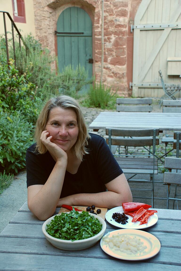 Für das Café der Galerie für Botanische Kunst an der Thüngersheimer Stadtmauer backt sie Kuchen, für das 'Leibgericht' kocht sie mit Mangold: Sylvia Peter.