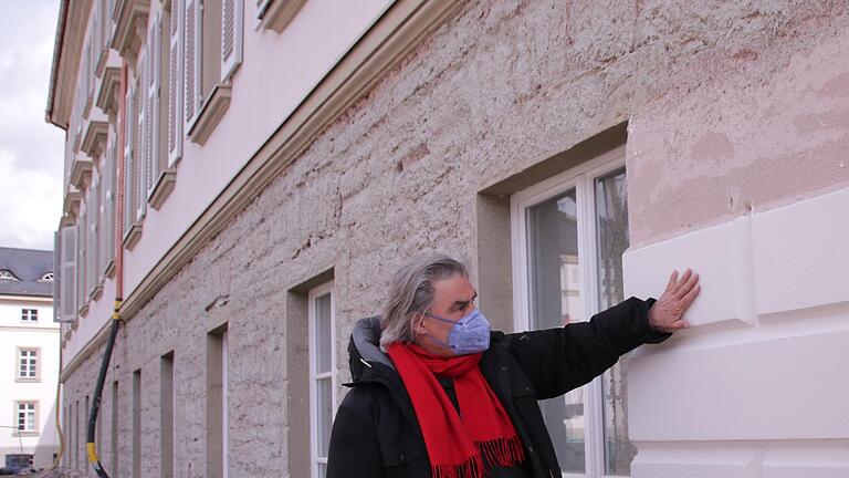 Christian Teichmann prüft die ersten Quader des Bossenputzes, die am Fassadensockel aufgebracht wurden. Foto: Benedikt Borst       -  Christian Teichmann prüft die ersten Quader des Bossenputzes, die am Fassadensockel aufgebracht wurden. Foto: Benedikt Borst