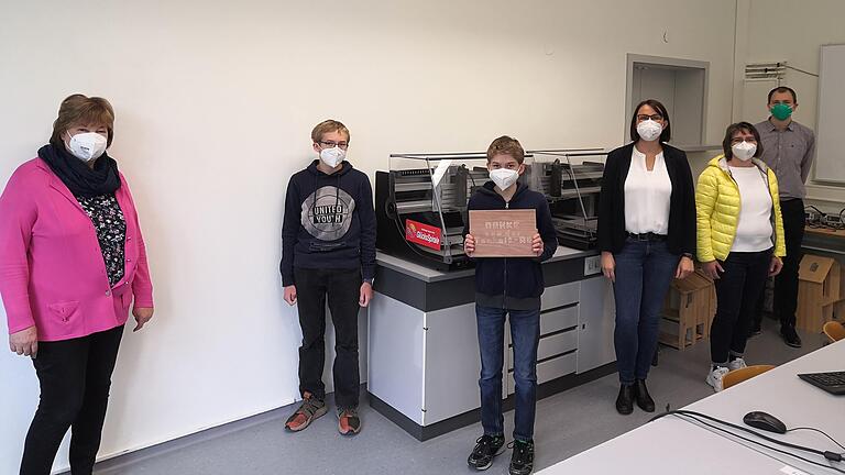 Bei der offiziellen Übergabe der Maschinen wurde deren Funktionsweise erklärt und ein gefrästes Schild überreicht. Im Bild von links: Christiane Ballas-Mahler (Schulleiterin), Simon Seyerle und Oliver Seyerle (Technik-AG), Heike Rösch (Vorsitzende Förderverein), Iris Hümmert (Vorsitzende Elternbeirat), Peter Weidt (Technik-AG).