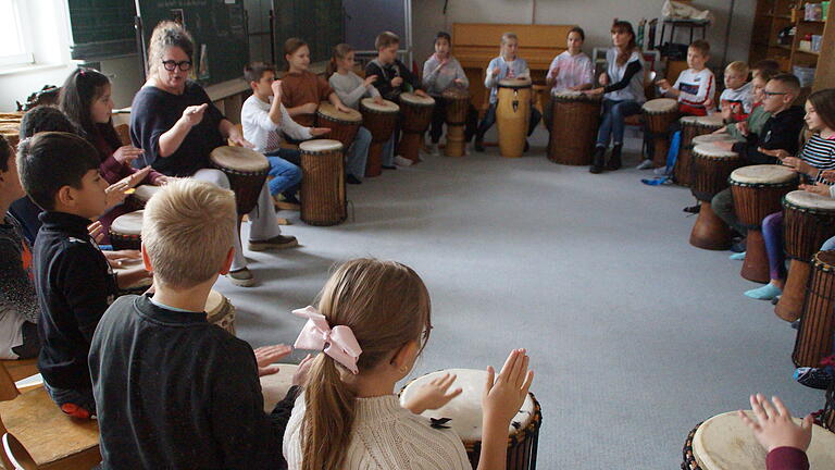 'Takkatakka bum': Konzentration ist gefordert beim Trommelprojekt an der Körnerschule.