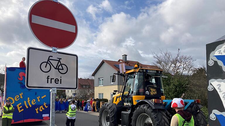 Karlstadter Faschingszug: Die Wagen fahren falschrum durch die Einbahnstraße in der Korbstraße.