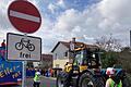 Karlstadter Faschingszug: Die Wagen fahren falschrum durch die Einbahnstraße in der Korbstraße.