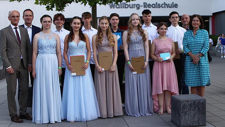 Diese Schülerinnen und Schüler wurden für ihre besten Leistungen mit Urkunden und Geldpreisen belohnt. Von links Landrat Wilhelm Schneider, Bürgermeister Michael Ziegler, Isabella Scharf, George Burge, Celine Sulik, Schulbester Tim Rowald, Jana Bäuerlein, Andreas Berninger, Lotte Zösch, Adrian Hornung, Baldree Ashley, Amir Kryeziu, Elternbeiratsvorsitzender Stephan Geyer sowie Schulleiterin Manuela Küfner.