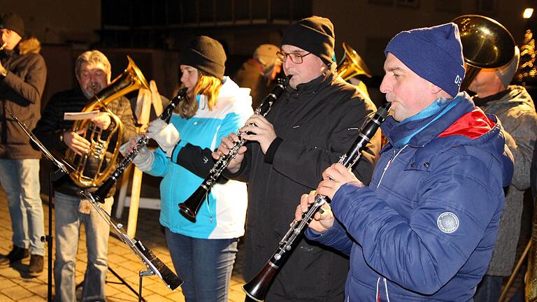 Erstes Adventswochenende: Die Nordheimer Weihnachtsstraße ist feierlich eröffnet . Viele Menschen haben ihre Freude und hören den Klängen der Musikkappelle Nordheim zu.