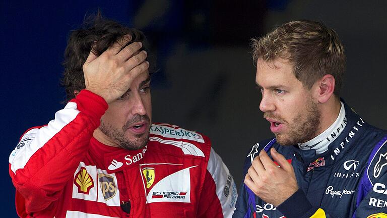 Fernando Alonso (l)  und Sebastian Vettel       -  Fernando Alonso (l) verzweifelte an Vettel.