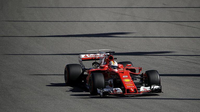 Sebastian Vettel       -  Ferrari-Pilot Sebastian Vettel startet in Sotschi von der Pole Position in den GP von Russland. Foto: Pavel Golovkin