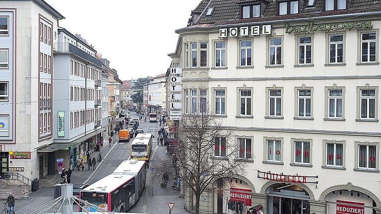 Blick vom Barbarossaplatz aus in die Theaterstraße. Deren unterer Bereich soll Fußgängerzone werden.