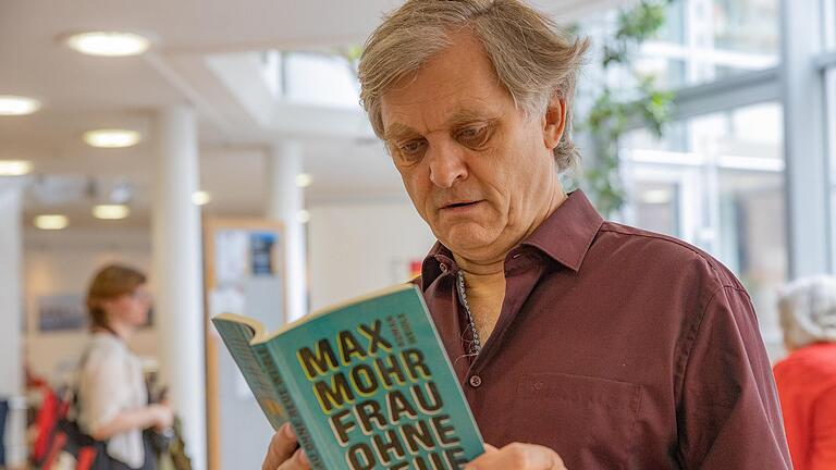 Schauspieler Rainer Appel bei der Lektüre des Romans 'Frau ohne Reue' von Max Mohr. Der Roman steht im Mittelpunkt der Leseaktion 'Würzburg liest ein Buch', die vom 23. April bis 3. Mai stattfindet. Schauspieler Rainer Appel bei der Lektüre des Romans 'Frau ohne Reue' von Max Mohr. Der Roman steht im Mittelpunkt der Leseaktion 'Würzburg liest ein Buch', die vom 23. April bis 3. Mai stattfindet.
