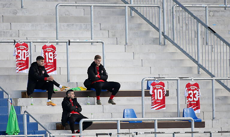 Mehr Trikots als Spieler. Die Kickers-Reservisten in Darmstadt.