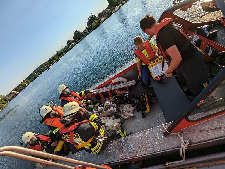 Atemschutzträger der Feuerwehren werden bei der Übung aufs brennende Schiff übergesetzt.