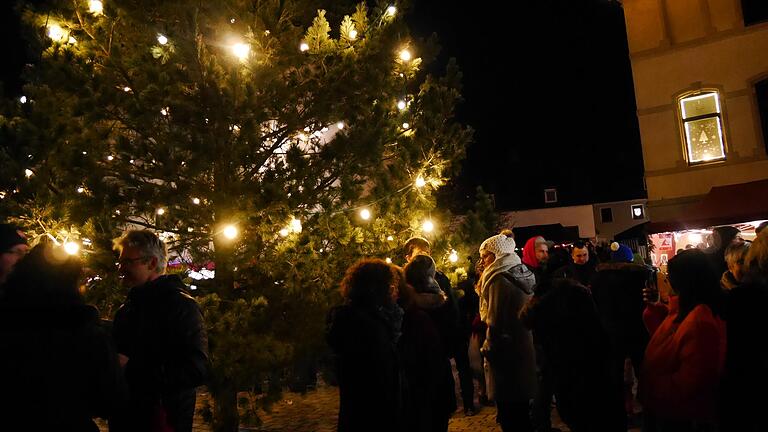 Es funkelt wieder beim Weihnachtsmarkt in Hambach, wie 2019 (im Bild).