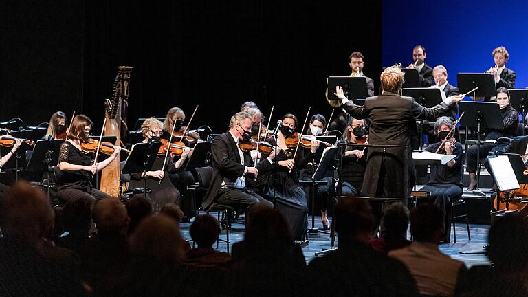 Gábor Hontvári dirigiert beim 'Wiener Abend der etwas anderen Art'&nbsp; in der Blauen Halle das Philharmonische Orchester Würzburg.