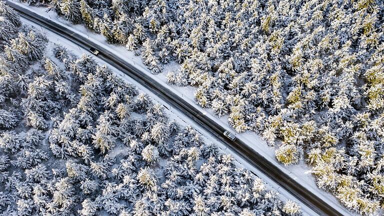 Autofahrt im Winter.jpeg - Achtung, Autofahrer: Der DWD warnt vor Glätte und Frost am Donnerstag in Bayern. Autofahrt im Winter.jpeg - Achtung, Autofahrer: Der DWD warnt vor Glätte und Frost am Donnerstag in Bayern.