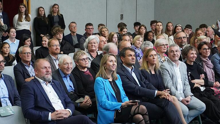 Ministerin Stolz und weitere Ehrengäste wurden gut unterhalten. Ministerin Stolz und weitere Ehrengäste wurden gut unterhalten.