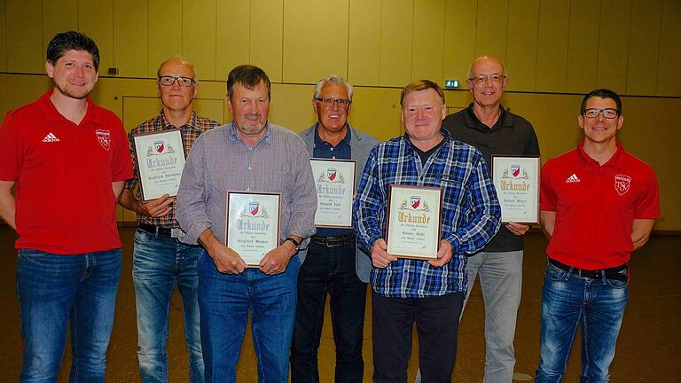 Stellvertretender Vorsitzender Stefan Eyrich-Halbig (links) und Vorsitzender Matthias Hüttl (rechts) gratulierten (weiter von links): Siegfried Kleinhenz, Siegfried Wunder, Bertold Zink, Günter Hüttl und Roland Mayer.Gerd Schaar - Stellvertretender Vorsitzender Stefan Eyrich-Halbig (links) und Vorsitzender Matthias Hüttl (rechts) gratulierten (weiter von links): Siegfried Kleinhenz, Siegfried Wunder, Bertold Zink, Günter Hüttl und Roland Mayer.Gerd Schaar Stellvertretender Vorsitzender Stefan Eyrich-Halbig (links) und Vorsitzender Matthias Hüttl (rechts) gratulierten (weiter von links): Siegfried Kleinhenz, Siegfried Wunder, Bertold Zink, Günter Hüttl und Roland Mayer.Gerd Schaar - Stellvertretender Vorsitzender Stefan Eyrich-Halbig (links) und Vorsitzender Matthias Hüttl (rechts) gratulierten (weiter von links): Siegfried Kleinhenz, Siegfried Wunder, Bertold Zink, Günter Hüttl und Roland Mayer.Gerd Schaar
