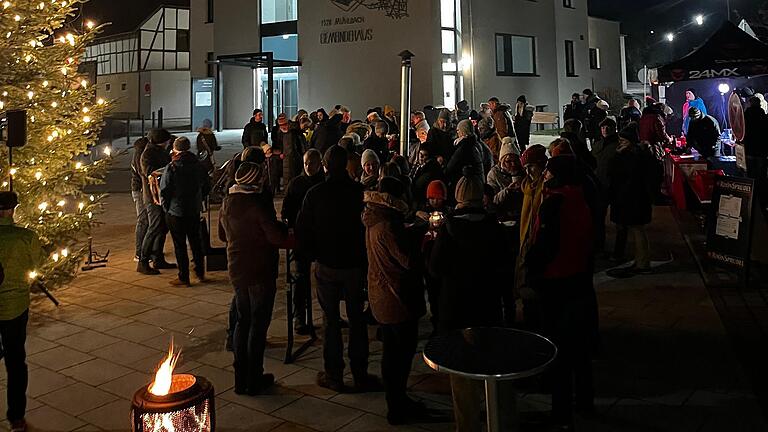 Adventsglühen auf dem Dorfplatz in Mühlbach.