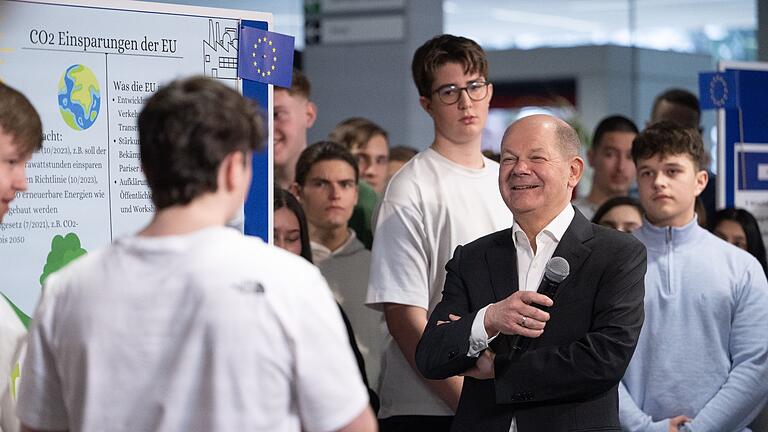 Bundeskanzler Scholz besucht Schule.jpeg       -  Bundeskanzler Olaf Scholz (SPD) unterhält sich während eines Besuchs der Gottlieb-Daimler-Schule mit Schülerinnen und Schülern.