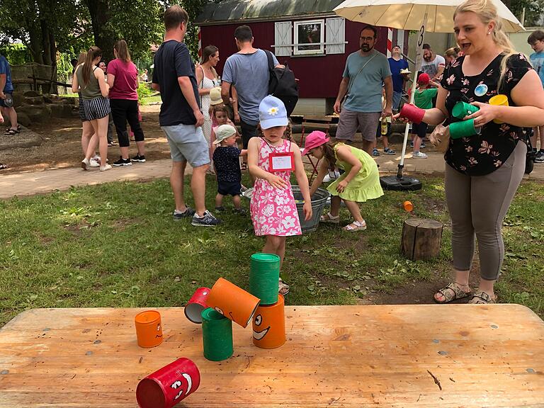 Eltern und Kinder probierten sich im Büchsenwerfen.