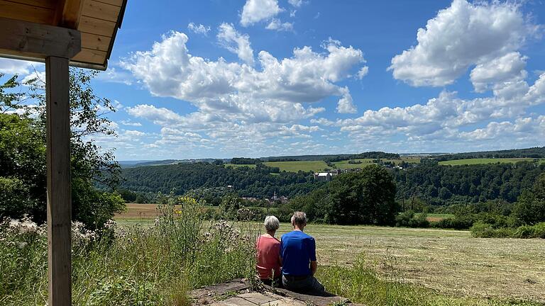 Gute Aussicht: Von der Schutzhütte am Kulturweg III oberhalb vom Marktheidenfelder Ortsteil Zimmern hat man bei gutem Wetter einen tollen Blick. Gute Aussicht: Von der Schutzhütte am Kulturweg III oberhalb vom Marktheidenfelder Ortsteil Zimmern hat man bei gutem Wetter einen tollen Blick.