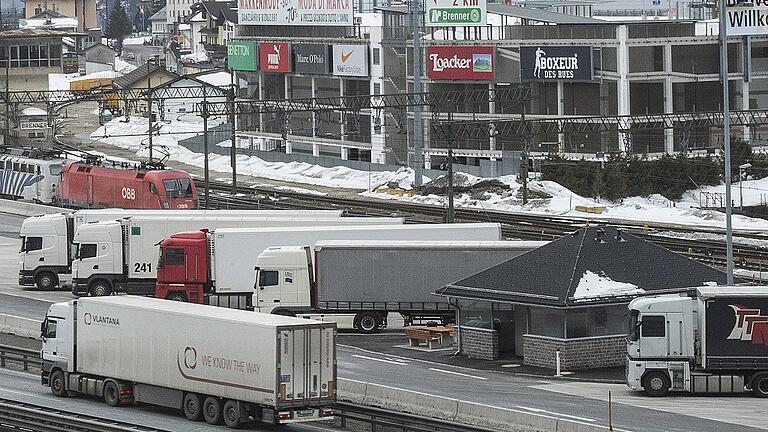 Brennerpass an der Grenze Italien Österreich seoh13498       -  2,2 Millionen Lkw durchquerten 2017 die Alpen im Land Tirol &ndash; hier der Brennerpass an der Grenze zu Italien.