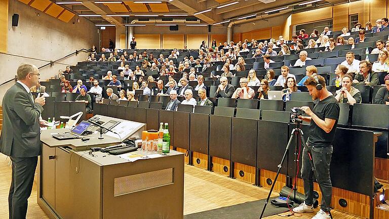 Vizepräsident Professor Ralf Roßkopf bei der Fachtagung in der FHWS.