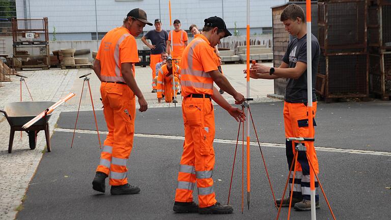 Angehende Straßenwärter zeigten, wie der praktische Unterricht in Gerolzhofen vonstatten geht.