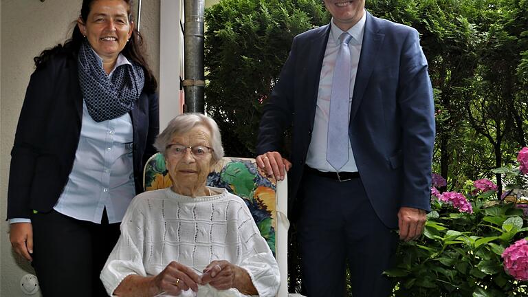 Glückwünsche zum Geburtstag (von links): die stellvertretende Landrätin  Christine Haupt-Kreutzer, Jubilarin&nbsp;Ursula Kronenberg und Bürgermeister Jürgen Götz.