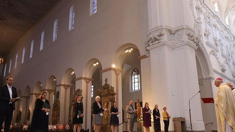 Weihbischof Ulrich Boom (rechts) beauftragte im Würzburger Kiliansdom (von links) Christof Brod, Annemarie Göbel, Laura Heinrich und Ulrike Lebert als Gemeindereferent(inn)en sowie Agnes Donhauser, Lukas Greubel, Regina Krämer, Anja May und Barbara Polzer als Pastoralreferent(inn)en.       -  Weihbischof Ulrich Boom (rechts) beauftragte im Würzburger Kiliansdom (von links) Christof Brod, Annemarie Göbel, Laura Heinrich und Ulrike Lebert als Gemeindereferent(inn)en sowie Agnes Donhauser, Lukas Greubel, Regina Krämer, Anja May und Barbara Polzer als Pastoralreferent(inn)en.