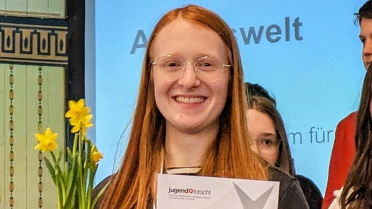 Jugend forscht in Bad Kissingen 2025 - Die Gymnasiastin Clara Hoppach aus Würzburg gewann den ersten Preis in der Kategorie Arbeitswelt für ihr Solar-Fahrrad. Jugend forscht in Bad Kissingen 2025 - Die Gymnasiastin Clara Hoppach aus Würzburg gewann den ersten Preis in der Kategorie Arbeitswelt für ihr Solar-Fahrrad.