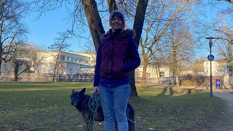 Lena Zettler auf einem Spaziergang zur Erkundung der Stadt mit ihren zwei Hunden Aiko und Pepino (von links). - Lena Zettler auf einem Spaziergang zur Erkundung der Stadt mit ihren zwei Hunden Aiko und Pepino (von links). Lena Zettler auf einem Spaziergang zur Erkundung der Stadt mit ihren zwei Hunden Aiko und Pepino (von links). - Lena Zettler auf einem Spaziergang zur Erkundung der Stadt mit ihren zwei Hunden Aiko und Pepino (von links).