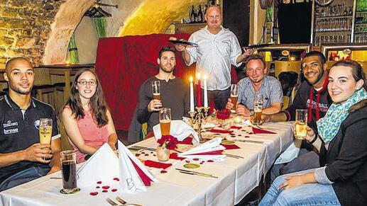 Außergewöhnliche Runde: (von links) Maurice Stuckey, Verena Herbert, Ben Jacobson, Wirt Norbert Schweizer, Werner Tremmel, Jason Boone und Vanessa Fritsch beim gemeinsamen Abendessen im Künstlerkeller des Würzburger Wirtshauses Bronnbach.